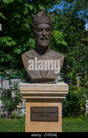 Buste du 33e Shirvanshah Ibrahim Ier de Chirvan dans la cour du Musée d'histoire et de géographie Shamakhi à Shamakhi, Azerbaïdjan Banque D'Images