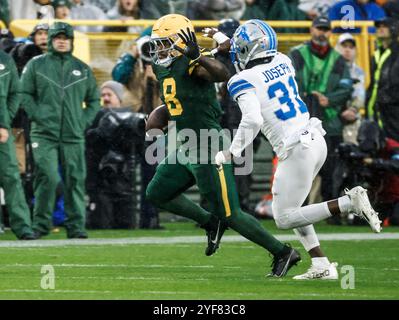 Green Bay, États-Unis. 03 Nov, 2024. Green Bay Packers Running back Josh Jacobs (G) court de Detroit Lions Safety Kerby Joseph (d) lors du match de la NFL opposant les Lions de Detroit et les Packers de Green Bay au lambeau Field à Green Bay, Wisconsin, le dimanche 3 novembre 2024. Photo de Tannen Maury/UPI crédit : UPI/Alamy Live News Banque D'Images
