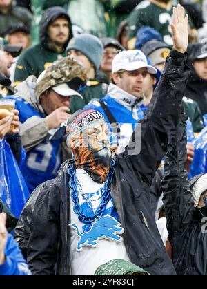 Green Bay, États-Unis. 03 Nov, 2024. Un fan des Lions de Détroit applaudit lors du match de la NFL entre les Lions de Détroit et les Packers de Green Bay au lambeau Field à Green Bay, Wisconsin, le dimanche 3 novembre 2024. Photo de Tannen Maury/UPI crédit : UPI/Alamy Live News Banque D'Images