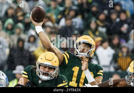 Green Bay, États-Unis. 03 Nov, 2024. Jordan Love, quarterback des Packers de Green Bay, lance une passe pendant le match de la NFL entre les Lions de Détroit et les Packers de Green Bay au lambeau Field à Green Bay, Wisconsin, le dimanche 3 novembre 2024. Photo de Tannen Maury/UPI crédit : UPI/Alamy Live News Banque D'Images