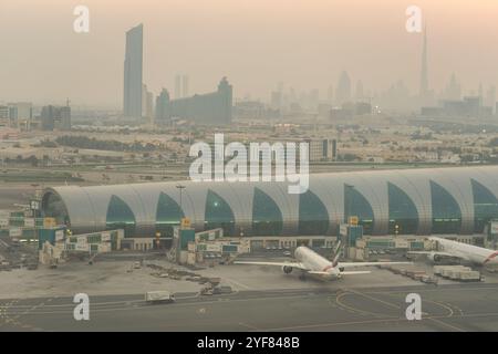 DUBAÏ, Émirats arabes Unis - 17 JANVIER 2017 : vue aérienne de l'aéroport international de Dubaï. Banque D'Images