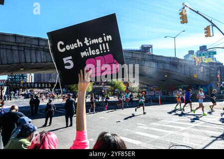 New York, États-Unis. 3 novembre 2024. Un spectateur encourage les coureurs avec un signe drôle dans le Bronx alors que plus de 50 000 coureurs du monde entier participent au NYRR TCS New York City Marathon 2024. Crédit : Enrique Shore/Alamy Live News Banque D'Images