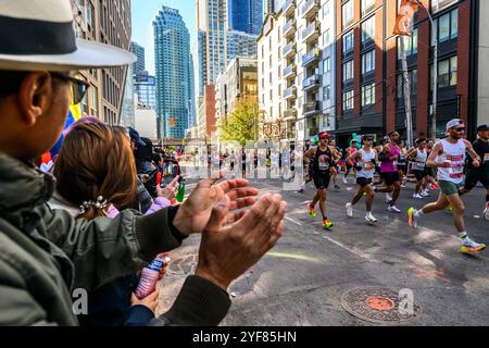 New York, États-Unis. 3 novembre 2024. Les spectateurs applaudissent alors que plus de 50 000 coureurs du monde entier participent au NYRR TCS New York City Marathon 2024. Crédit : Enrique Shore/Alamy Live News Banque D'Images