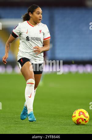 Birmingham, Royaume-Uni. 3 novembre 2024. Olivia Smith de Liverpool court avec le ballon lors du match de Super League féminine de la FA à Villa Park, Birmingham. Le crédit photo devrait se lire : Annabel Lee-Ellis/Sportimage crédit : Sportimage Ltd/Alamy Live News Banque D'Images