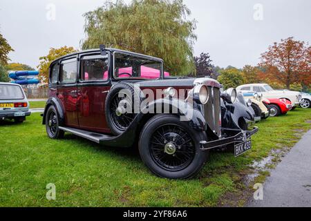 Voiture Daimler noire et bourguignonne exposée lors d'un salon de voitures anciennes à Warrington Banque D'Images