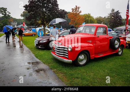 Camion Chevrolet 3100 rouge exposé lors d'un salon de voitures anciennes à Warrington Banque D'Images