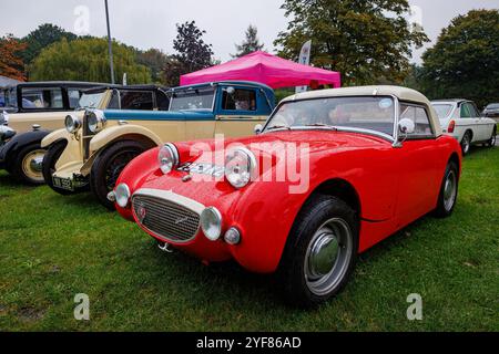 Voiture de sport Red Austin Healey Sprite exposée lors d'un salon de voitures anciennes à Warrington Banque D'Images