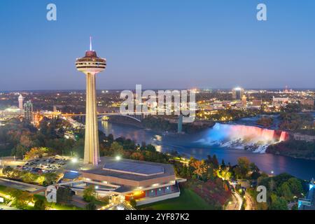 Niagara, Ontario, Canada avec les chutes et la tour à l'heure bleue. Banque D'Images