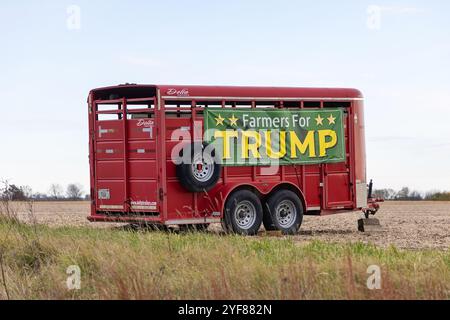 Une bannière Farmers for Trump sur une remorque à bétail à côté de la route 34 à Biggsville, Illinois, plusieurs jours avant l'élection présidentielle de 2024 dans le U. Banque D'Images