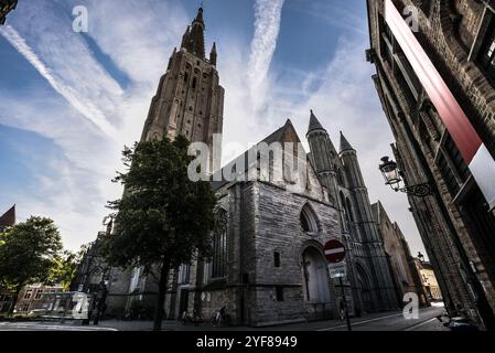 Église notre-Dame sous un ciel dramatique - Bruges, Belgique Banque D'Images