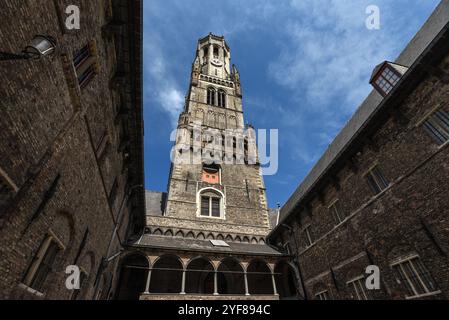 Bruges Belfry Courtyard et Tower View Under a Blue Sky - Belgique Banque D'Images