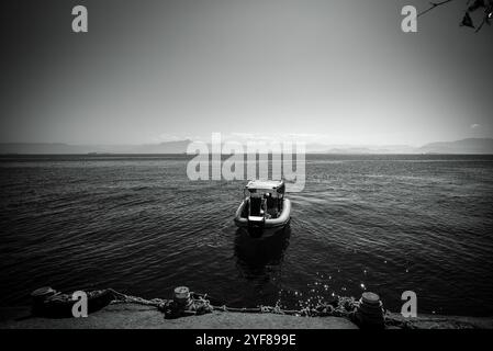 Bateau solitaire sur l'eau libre en monochrome Banque D'Images