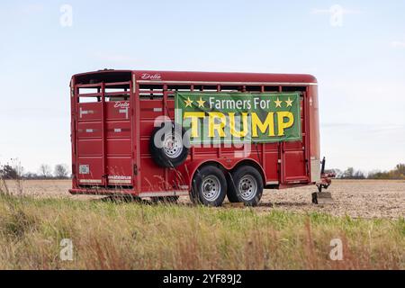 Une bannière Farmers for Trump sur une remorque à bétail à côté de la route 34 à Biggsville, Illinois, plusieurs jours avant l'élection présidentielle de 2024 dans le U. Banque D'Images