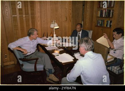 Le président AMÉRICAIN Jimmy carter avec le président égyptien Anwar Sadate à Camp David pendant les négociations de paix au moyen-Orient menant aux accords de Camp David. Banque D'Images
