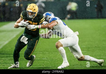 Green Bay, États-Unis. 03 Nov, 2024. Jack Campbell, linebacker des Detroit Lions, affronte Green Bay Packers Tight End Tucker Kraft (l) lors du match NFL opposant les Detroit Lions et les Green Bay Packers au lambeau Field à Green Bay, Wisconsin, le dimanche 3 novembre 2024. Les Lions ont gagné le match 24-14. Photo de Tannen Maury/UPI crédit : UPI/Alamy Live News Banque D'Images