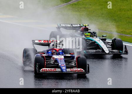 Sao Paulo, Brésil. 03 Nov, 2024. SAO PAULO, BRÉSIL - 03 NOVEMBRE : Yuki Tsunoda du Japon au volant de la (22) Visa Cash App RB VCARB 01 mène Lewis Hamilton du Royaume-Uni au volant de la (44) Mercedes-AMG Petronas F1 Team F1 W15 E performance Mercedes en piste lors du Grand Prix du Brésil FIA ​​Formula 1 à Autódromo José Carlos Pace le 03 novembre 2024 à Interlagos, Sao Paulo, Brésil. (Rodolfo Buhrer /SPP) crédit : photo de presse sportive SPP. /Alamy Live News Banque D'Images