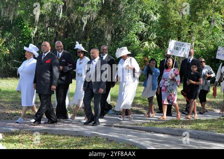 Eatonville, comté d'Orange, Floride, États-Unis. 3 novembre 2024. Après leur sermon du dimanche à l'église baptiste missionnaire de Macédoine, la congrégation a tenu une Souls symbolique aux sondages marcher sur Kennedy Blvd. À l'hôtel de ville d'Eatonville, lieu désigné pour le vote anticipé. Eatonville est l'une des premières municipalités entièrement noires autonomes des États-Unis incorporée en 1887. Crédit : Julian Leek/Alamy Live News Banque D'Images