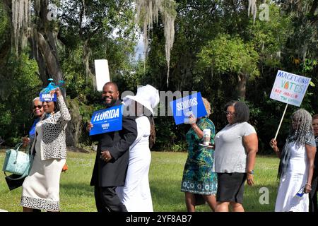Eatonville, comté d'Orange, Floride, États-Unis. 3 novembre 2024. Après leur sermon du dimanche à l'église baptiste missionnaire de Macédoine, la congrégation a tenu une Souls symbolique aux sondages marcher sur Kennedy Blvd. À l'hôtel de ville d'Eatonville, lieu désigné pour le vote anticipé. Eatonville est l'une des premières municipalités entièrement noires autonomes des États-Unis incorporée en 1887. Crédit : Julian Leek/Alamy Live News Banque D'Images