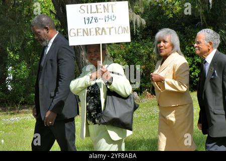 Eatonville, comté d'Orange, Floride, États-Unis. 3 novembre 2024. Après leur sermon du dimanche à l'église baptiste missionnaire de Macédoine, la congrégation a tenu une Souls symbolique aux sondages marcher sur Kennedy Blvd. À l'hôtel de ville d'Eatonville, lieu désigné pour le vote anticipé. Eatonville est l'une des premières municipalités entièrement noires autonomes des États-Unis incorporée en 1887. Crédit : Julian Leek/Alamy Live News Banque D'Images