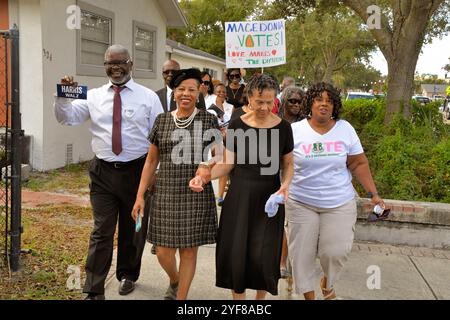 Eatonville, comté d'Orange, Floride, États-Unis. 3 novembre 2024. Après leur sermon du dimanche à l'église baptiste missionnaire de Macédoine, la congrégation a tenu une Souls symbolique aux sondages marcher sur Kennedy Blvd. À l'hôtel de ville d'Eatonville, lieu désigné pour le vote anticipé. Eatonville est l'une des premières municipalités entièrement noires autonomes des États-Unis incorporée en 1887. Crédit : Julian Leek/Alamy Live News Banque D'Images