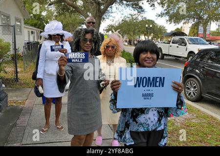 Eatonville, comté d'Orange, Floride, États-Unis. 3 novembre 2024. Après leur sermon du dimanche à l'église baptiste missionnaire de Macédoine, la congrégation a tenu une Souls symbolique aux sondages marcher sur Kennedy Blvd. À l'hôtel de ville d'Eatonville, lieu désigné pour le vote anticipé. Eatonville est l'une des premières municipalités entièrement noires autonomes des États-Unis incorporée en 1887. Crédit : Julian Leek/Alamy Live News Banque D'Images