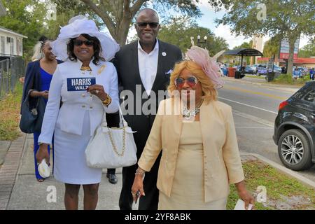 Eatonville, comté d'Orange, Floride, États-Unis. 3 novembre 2024. Après leur sermon du dimanche à l'église baptiste missionnaire de Macédoine, la congrégation a tenu une Souls symbolique aux sondages marcher sur Kennedy Blvd. À l'hôtel de ville d'Eatonville, lieu désigné pour le vote anticipé. Eatonville est l'une des premières municipalités entièrement noires autonomes des États-Unis incorporée en 1887. Crédit : Julian Leek/Alamy Live News Banque D'Images