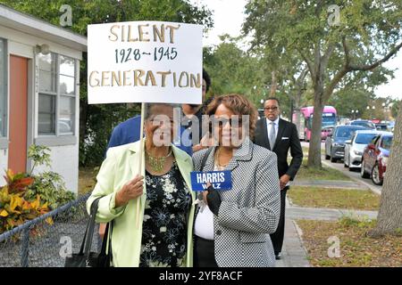 Eatonville, comté d'Orange, Floride, États-Unis. 3 novembre 2024. Après leur sermon du dimanche à l'église baptiste missionnaire de Macédoine, la congrégation a tenu une Souls symbolique aux sondages marcher sur Kennedy Blvd. À l'hôtel de ville d'Eatonville, lieu désigné pour le vote anticipé. Eatonville est l'une des premières municipalités entièrement noires autonomes des États-Unis incorporée en 1887. Crédit : Julian Leek/Alamy Live News Banque D'Images