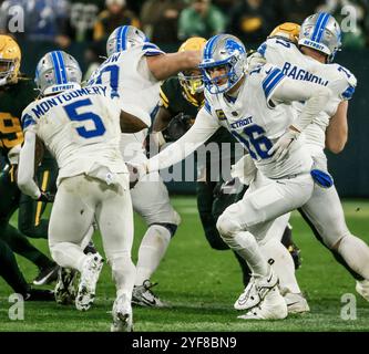 Green Bay, États-Unis. 03 Nov, 2024. Le quarterback des Lions de Détroit, Jared Goff (d), remet le ballon à David Montgomery (G) lors du match NFL opposant les Lions de Détroit et les Packers de Green Bay au lambeau Field à Green Bay, Wisconsin, le dimanche 3 novembre 2024. Les Lions ont gagné le match 24-14. Photo de Tannen Maury/UPI crédit : UPI/Alamy Live News Banque D'Images