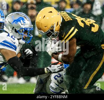 Green Bay, États-Unis. 03 Nov, 2024. Green Bay Packers Running back Chris Brooks court sur la sécurité des Lions de Détroit Brandon Joseph (l) lors du match de la NFL entre les Lions de Détroit et les Packers de Green Bay au lambeau Field à Green Bay, Wisconsin, le dimanche 3 novembre 2024. Les Lions ont gagné le match 24-14. Photo de Tannen Maury/UPI crédit : UPI/Alamy Live News Banque D'Images