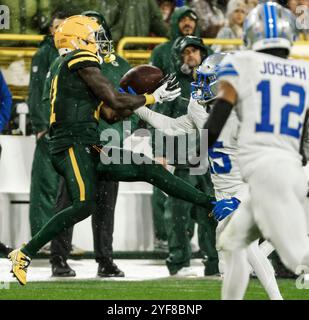 Green Bay, États-Unis. 03 Nov, 2024. Le receveur des Green Bay Packers Jayden Reed (à gauche) attrape une passe devant le cornerback des Detroit Lions Ennis Rakestraw Jr. (à droite) et Brandon Joseph (à droite) de la sécurité des Detroit Lions lors du match de la NFL entre les Detroit Lions et les Green Bay Packers au lambeau Field à Green Bay, Wisconsin, le dimanche 3 novembre 2024. Les Lions ont gagné le match 24-14. Photo de Tannen Maury/UPI crédit : UPI/Alamy Live News Banque D'Images
