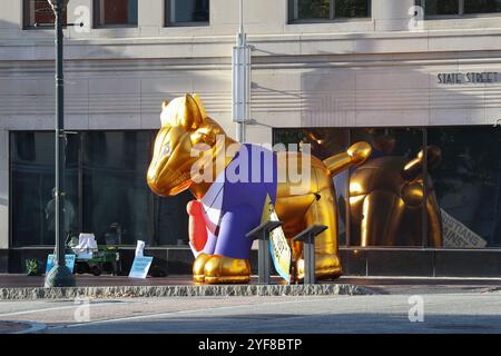 Harrisburg, États-Unis. 03 Nov, 2024. Un veau gonflable doré habillé en Donald Trump est exposé près du Capitole de Pennsylvanie à Harrisburg le dimanche 3 novembre 2024. (Photo de Paul Weaver/Sipa USA) crédit : Sipa USA/Alamy Live News Banque D'Images