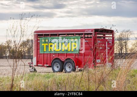 Une bannière Farmers for Trump sur une remorque à bétail à côté de la route 34 à Biggsville, Illinois, plusieurs jours avant l'élection présidentielle de 2024 dans le U. Banque D'Images