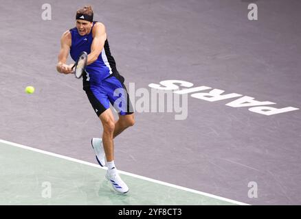 Paris, France. 3 novembre 2024. Alexander Zverev participe à la finale masculine en simple entre Alexander Zverev, d'Allemagne, et Ugo Humbert, de France, au tournoi de tennis ATP Masters 1000 à Paris, France, le 3 novembre 2024. Alexander Zverev a revendiqué le titre. Crédit : Gao Jing/Xinhua/Alamy Live News Banque D'Images