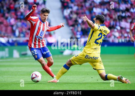 Madrid, Espagne. 3 novembre 2024. Giuliano Simeone (G) de l'Atletico de Madrid affronte Alex Munoz de UD Las Palmas lors du match de football de la Liga entre l'Atletico de Madrid et UD Las Palmas à Madrid, Espagne, le 3 novembre 2024. Crédit : Gustavo Valiente/Xinhua/Alamy Live News Banque D'Images