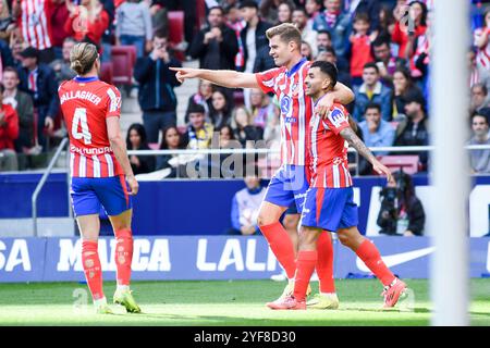 Madrid, Espagne. 3 novembre 2024. Alexander Sorloth (C) de l'Atletico de Madrid célèbre le but avec ses coéquipiers lors du match de football de la Liga entre l'Atletico de Madrid et l'UD Las Palmas à Madrid, Espagne, le 3 novembre 2024. Crédit : Gustavo Valiente/Xinhua/Alamy Live News Banque D'Images