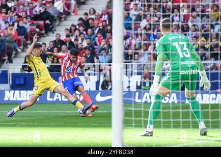 Madrid, Espagne. 3 novembre 2024. Angel Correa (C) de l'Atletico de Madrid affronte Mika Marmol de l'UD Las Palmas lors du match de football de la Liga entre l'Atletico de Madrid et l'UD Las Palmas à Madrid, Espagne, le 3 novembre 2024. Crédit : Gustavo Valiente/Xinhua/Alamy Live News Banque D'Images