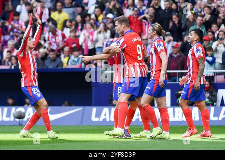 Madrid, Espagne. 3 novembre 2024. Les joueurs de l'Atletico de Madrid célèbrent le score lors du match de football de la Liga entre l'Atletico de Madrid et l'UD Las Palmas à Madrid, Espagne, le 3 novembre 2024. Crédit : Gustavo Valiente/Xinhua/Alamy Live News Banque D'Images