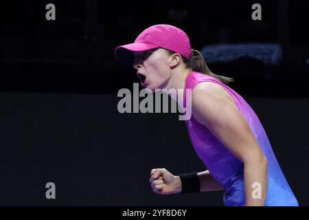 Riyad, Arabie Saoudite. 3 novembre 2024. IgA Swiatek, de Pologne, célèbre pour avoir marqué lors du match à la ronde contre Barbora Krejcikova, de la République tchèque, au tournoi de tennis de la finale de la WTA à Riyad, en Arabie Saoudite, le 3 novembre 2024. Crédit : Luo Chen/Xinhua/Alamy Live News Banque D'Images