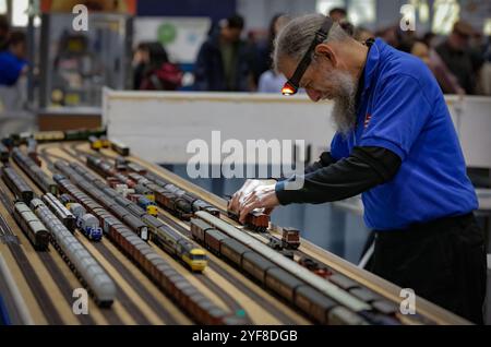 Vancouver, Canada. 3 novembre 2024. Un exposant organise des maquettes de trains qui seront exposées à la train Expo 2024 à Vancouver, Colombie-Britannique, Canada, le 3 novembre 2024. Crédit : Liang Sen/Xinhua/Alamy Live News Banque D'Images