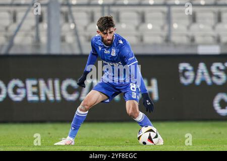 Cracovie, Pologne. 02 novembre 2024. Ali Gholizadeh de Lech Poznan vu à acton lors du match de football de la Ligue polonaise PKO BP Ekstraklasa 2024/2025 entre Puszcza Niepolomice et Lech Poznan au stade de Cracovia. Score final ; Puszcza Niepolomice 2:0 Lech Poznan. Crédit : SOPA images Limited/Alamy Live News Banque D'Images