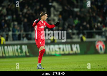 Cracovie, Pologne. 02 novembre 2024. Kewin Komar de Puszcza Niepolomice vu lors du match de football de la Ligue polonaise PKO BP Ekstraklasa 2024/2025 entre Puszcza Niepolomice et Lech Poznan au stade de Cracovia. Score final ; Puszcza Niepolomice 2:0 Lech Poznan. Crédit : SOPA images Limited/Alamy Live News Banque D'Images