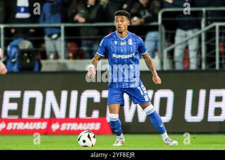 Cracovie, Pologne. 02 novembre 2024. Bryan Fiabema de Lech Poznan vu en action lors du match de football de la Ligue polonaise PKO BP Ekstraklasa 2024/2025 entre Puszcza Niepolomice et Lech Poznan au stade de Cracovia. Score final ; Puszcza Niepolomice 2:0 Lech Poznan. Crédit : SOPA images Limited/Alamy Live News Banque D'Images