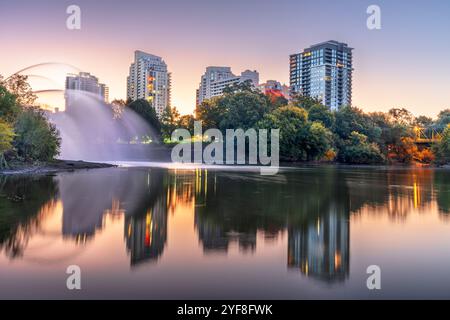 London, Ontario, Canada skyline à l'aube sur la Tamise. Banque D'Images