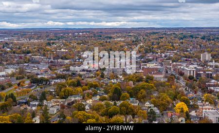 Photo aérienne du feuillage d'automne entourant la ville d'Auburn, comté de Cayuga, État de New York, novembre 2024. Banque D'Images