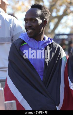 NEW YORK, ÉTATS-UNIS - 3 NOVEMBRE : Albert Korir, du Kenya, pose après avoir reçu une troisième médaille pour son arrivée dans la division professionnelle masculine ouverte lors du marathon TCS de New York 2024 le 3 novembre 2024 à New York. (Photo : Giada Papini Rampelotto/EuropaNewswire) Banque D'Images