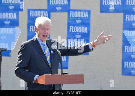 Eatonville, comté d'Orange, Floride, États-Unis. 3 novembre 2024. L'ancien président Bill Clinton était sur la piste de la campagne aujourd'hui à l'église missionnaire baptiste de Macédoine pour rassembler les électeurs de dernière minute au nom du vice-président Kamala Harris. Sur scène avec l'ancien président de 78 ans se trouvait le maire d'Orlando Buddy Dyer, les représentants américains Maxwell Frost et Darren Soto et d'autres conférenciers invités. Crédit : Julian Leek/Alamy Live News Banque D'Images
