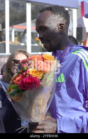 NEW YORK, ÉTATS-UNIS - 3 NOVEMBRE : Albert Korir, du Kenya, pose après avoir reçu une troisième médaille pour son arrivée dans la division professionnelle masculine ouverte lors du marathon TCS de New York 2024 le 3 novembre 2024 à New York. (Photo : Giada Papini Rampelotto/EuropaNewswire) Banque D'Images