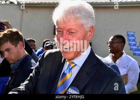 Eatonville, comté d'Orange, Floride, États-Unis. 3 novembre 2024. L'ancien président Bill Clinton était sur la piste de la campagne aujourd'hui à l'église missionnaire baptiste de Macédoine pour rassembler les électeurs de dernière minute au nom du vice-président Kamala Harris. Sur scène avec l'ancien président de 78 ans se trouvait le maire d'Orlando Buddy Dyer, les représentants américains Maxwell Frost et Darren Soto et d'autres conférenciers invités. Crédit : Julian Leek/Alamy Live News Banque D'Images