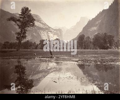 Les dômes ; Yosemite photographié par Carleton Watkins en 1872. Il a été un pionnier de la photographie de paysage grand format utilisant un énorme appareil photo qui utilisait des négatifs en verre 18x22 pouces. Son loaction préféré était Yosemite Vallley à Califonia et ses photos de la vallée ont été un facteur important dans la décision du gouvernement américain de la préserver en tant que parc national. Banque D'Images