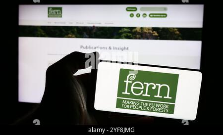 Allemagne. 01 juillet 2024. Dans cette illustration photo, une personne tient un téléphone portable avec le logo de la fondation environnementale néerlandaise Fern en face de la page Web. Crédit : SOPA images Limited/Alamy Live News Banque D'Images